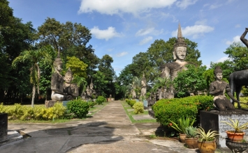 Kỳ bí công viên tượng Phật bên bờ sông Mê Kông